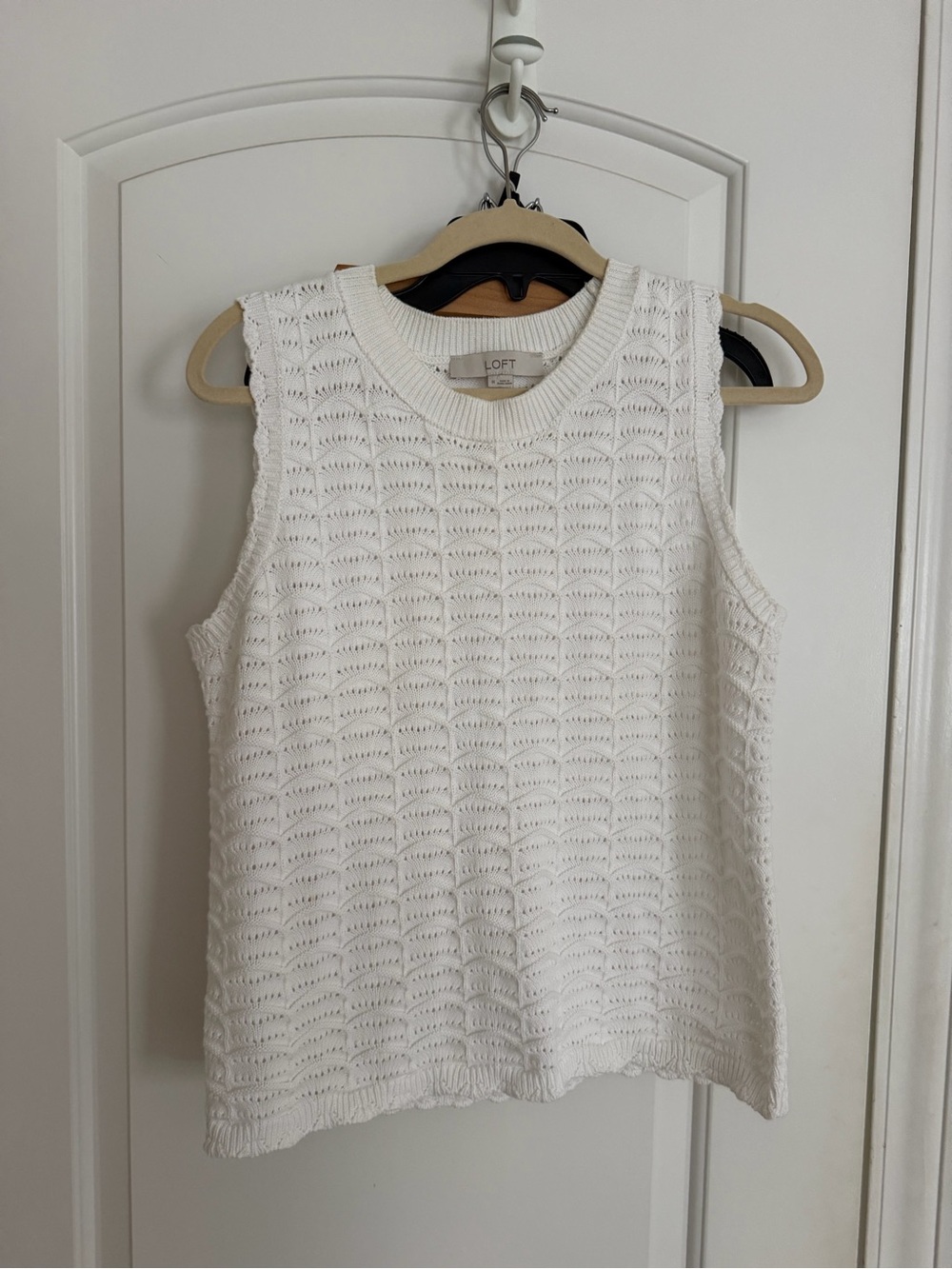 Like new loft white scalloped sweater tank vest medium